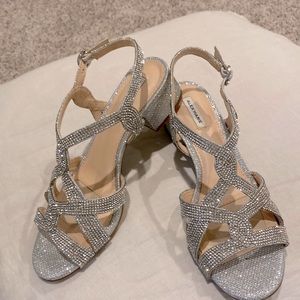 Alex Marie silver sparkle ladies shoes. Size 6 medium. NWT